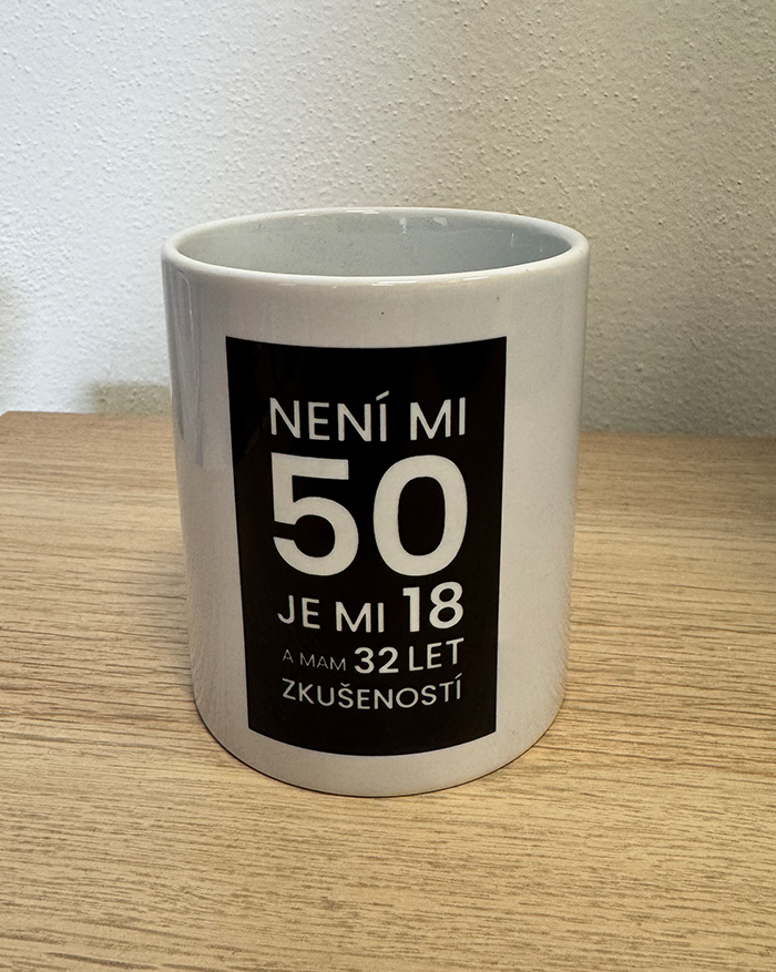 Keramický hrnek Není mi 50
