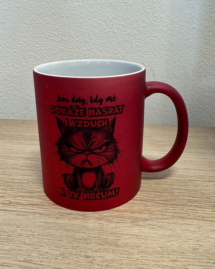 Keramický hrnek Jsou dny, kdy mě dokáže nasrat i vzduch a ty nečum